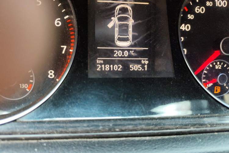 Used Volkswagen Magotan 2013 2.0 TSI Prestige Model Odometer Close Up