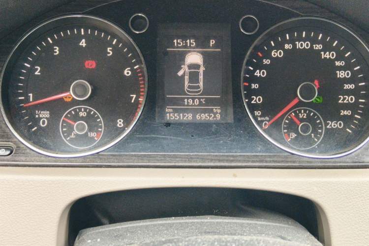 Used Volkswagen Magotan 2013 1.8TSI Prestige Model Odometer Close Up