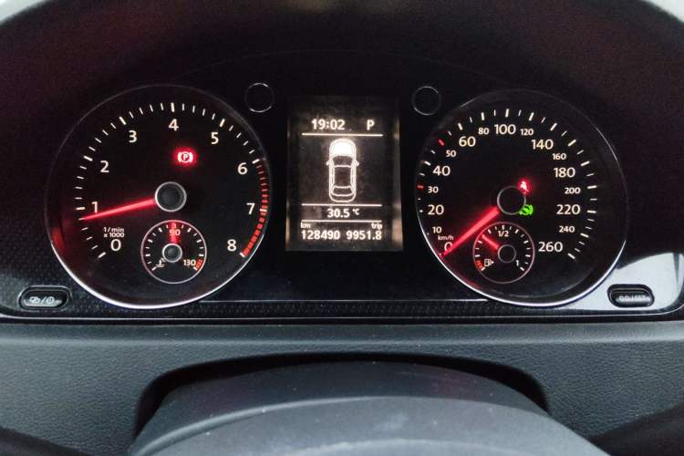Used Volkswagen Magotan 2013 1.8TSI Luxury Model Odometer Close Up