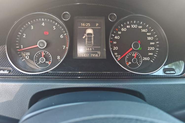 Used Volkswagen Magotan 2013 1.8TSI Luxury Model Odometer Close Up