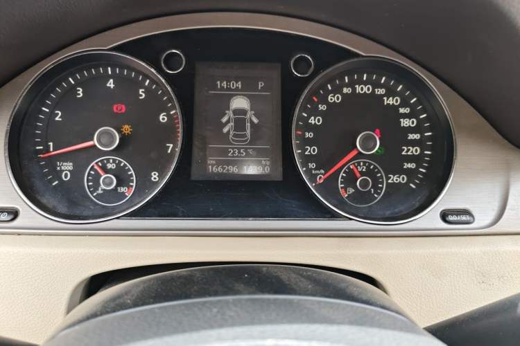 Used Volkswagen Magotan 2013 1.8TSI Premier Model Odometer Close Up