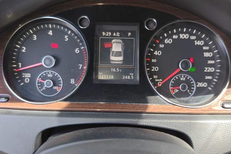 Used Volkswagen Magotan 2013 1.8TSI Prestige Model Odometer Close Up