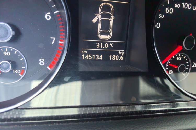 Used Volkswagen Magotan 2013 1.8TSI Luxury Model Odometer Close Up