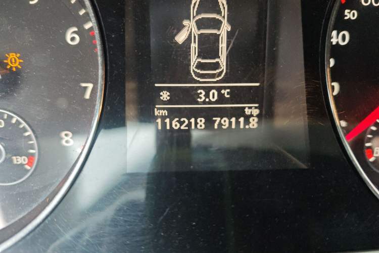 Used Volkswagen Magotan 2013 1.8TSI Premier Model Odometer Close Up