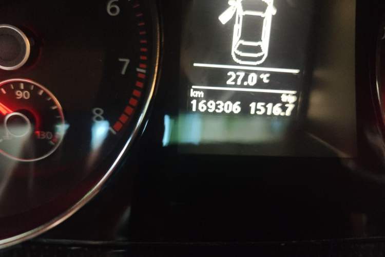 Used Volkswagen Magotan 2013 1.8TSI Luxury Model Odometer Close Up