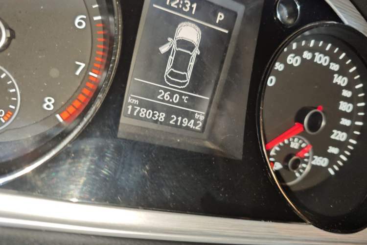 Used Volkswagen Magotan 2013 1.8TSI Premier Model Odometer Close Up