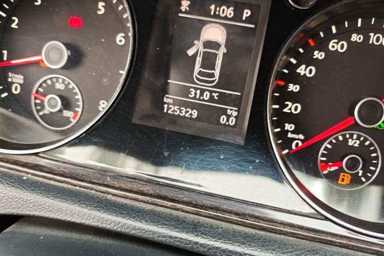 Used Volkswagen Magotan 2013 2.0 TSI Prestige Model Odometer Close Up