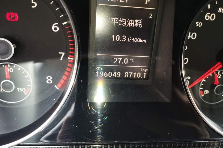 Used Volkswagen Magotan 2013 1.8TSI Luxury Model Odometer Close Up