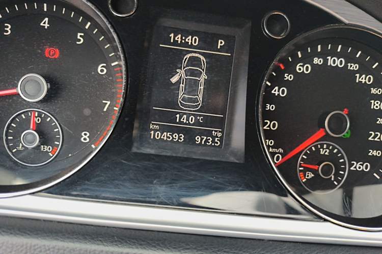 Used Volkswagen Magotan 2013 1.8TSI Comfort Model Odometer Close Up