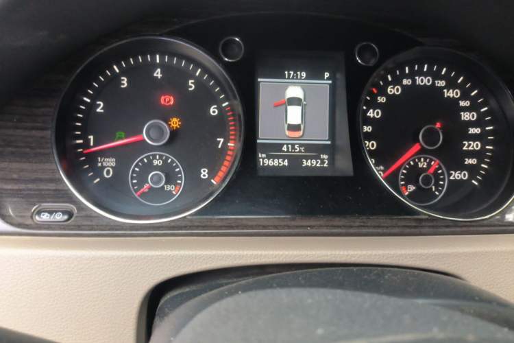 Used Volkswagen Magotan 2013 2.0 TSI Ultimate Model Odometer Close Up