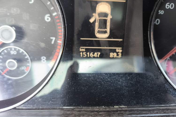 Used Volkswagen Magotan 2013 2.0 TSI Prestige Model Odometer Close Up