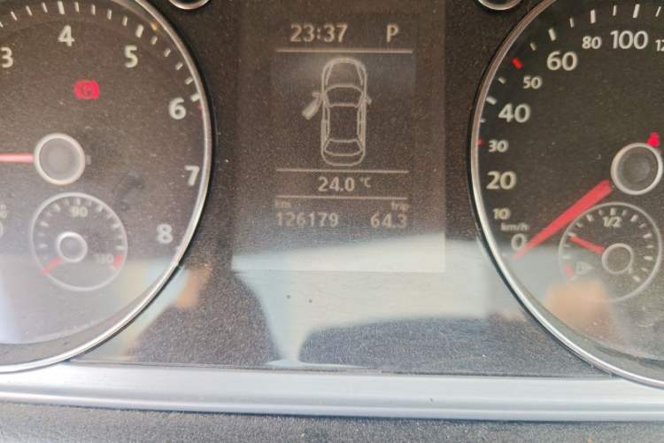 Used Volkswagen Magotan 2013 1.8TSI Comfort Model Odometer Close Up