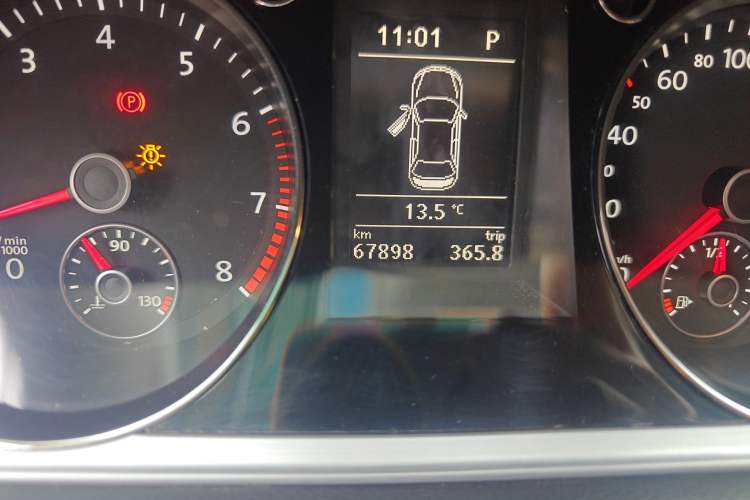 Used Volkswagen Magotan 2013 1.8TSI Premier Model Odometer Close Up