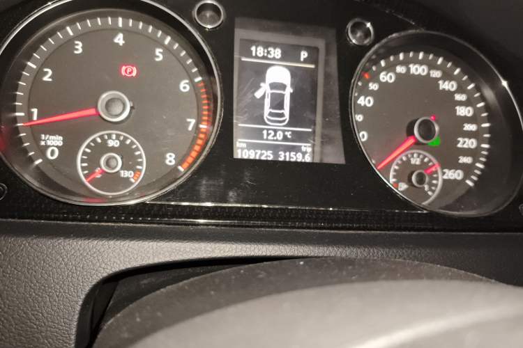 Used Volkswagen Magotan 2013 2.0 TSI Luxury Model Odometer Close Up