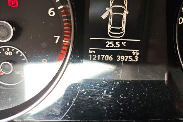 Used Volkswagen Magotan 2013 1.8TSI Luxury Model Odometer Close Up