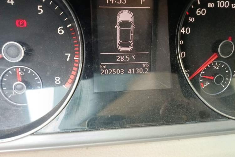 Used Volkswagen Magotan 2013 1.8TSI Luxury Model Odometer Close Up