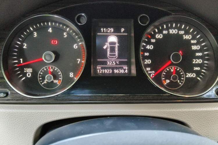 Used Volkswagen Magotan 2013 2.0 TSI Prestige Model Odometer Close Up