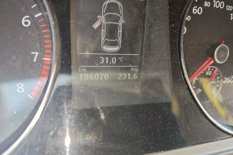 Used Volkswagen Magotan 2013 1.8TSI Premier Model Odometer Close Up