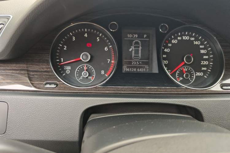 Used Volkswagen Magotan 2013 1.8TSI Prestige Model Odometer Close Up