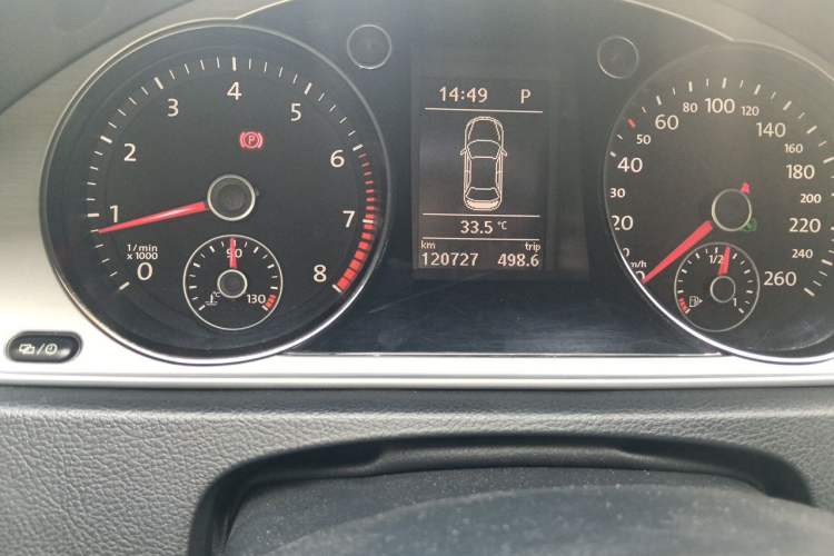 Used Volkswagen Magotan 2013 1.8TSI Premier Model Odometer Close Up