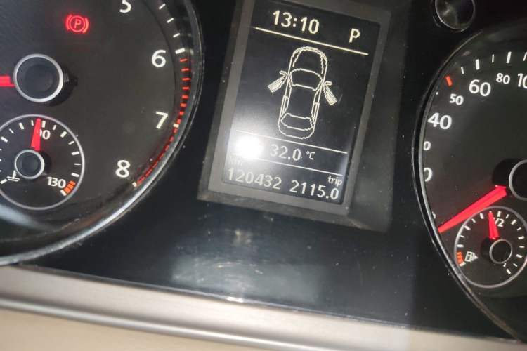 Used Volkswagen Magotan 2013 1.8TSI Luxury Model Odometer Close Up