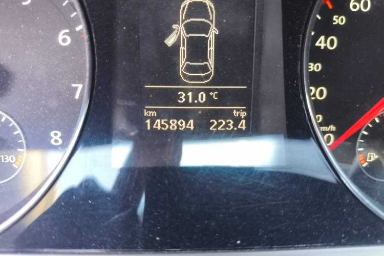 Used Volkswagen Magotan 2013 1.8TSI Luxury Model Odometer Close Up