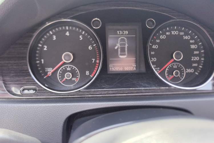 Used Volkswagen Magotan 2013 1.8TSI Prestige Model Odometer Close Up