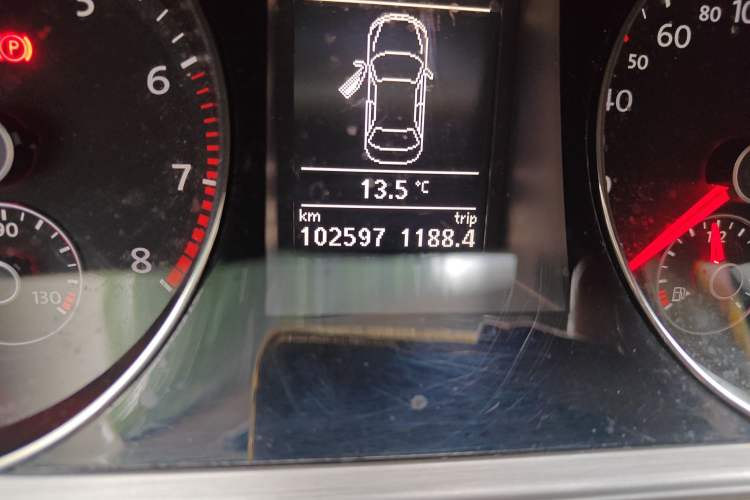 Used Volkswagen Magotan 2013 1.8TSI Luxury Model Odometer Close Up