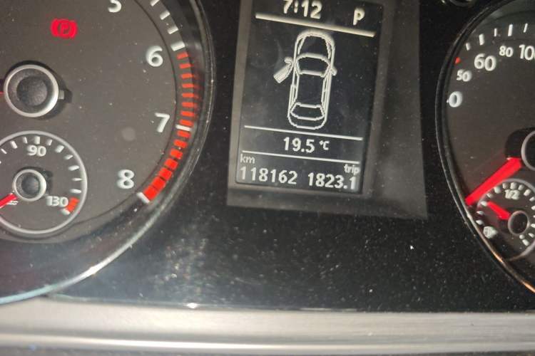 Used Volkswagen Magotan 2013 1.8TSI Premier Model Odometer Close Up