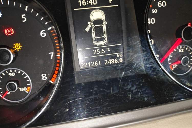 Used Volkswagen Magotan 2013 1.8TSI Luxury Model Odometer Close Up