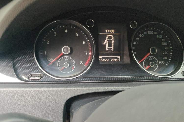 Used Volkswagen Magotan 2013 2.0 TSI Luxury Model Odometer Close Up