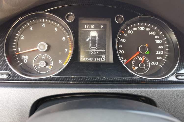 Used Volkswagen Magotan 2013 2.0 TSI Luxury Model Odometer Close Up