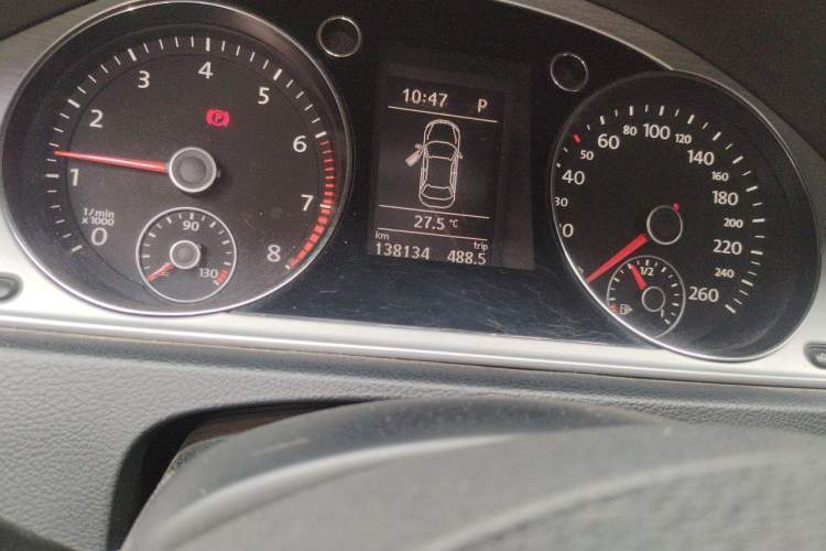Used Volkswagen Magotan 2013 1.8TSI Premier Model Odometer Close Up