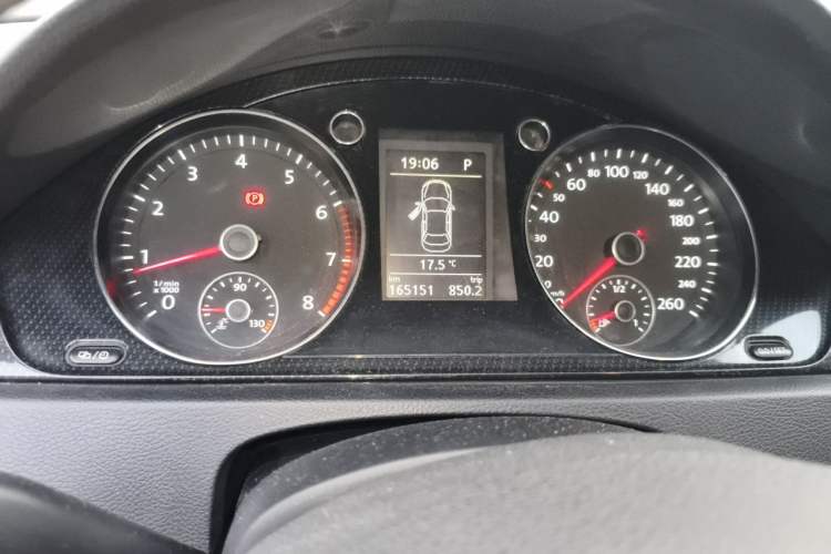 Used Volkswagen Magotan 2013 1.8TSI Luxury Model Odometer Close Up