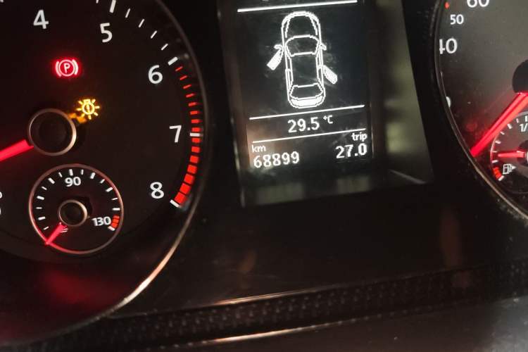 Used Volkswagen Magotan 2013 1.8TSI Luxury Model Odometer Close Up