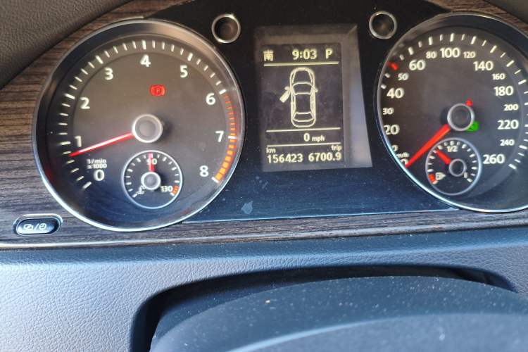 Used Volkswagen Magotan 2013 2.0 TSI Prestige Model Odometer Close Up