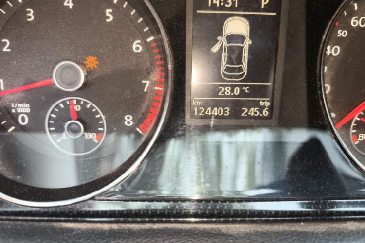Used Volkswagen Magotan 2013 1.8TSI Luxury Model Odometer Close Up