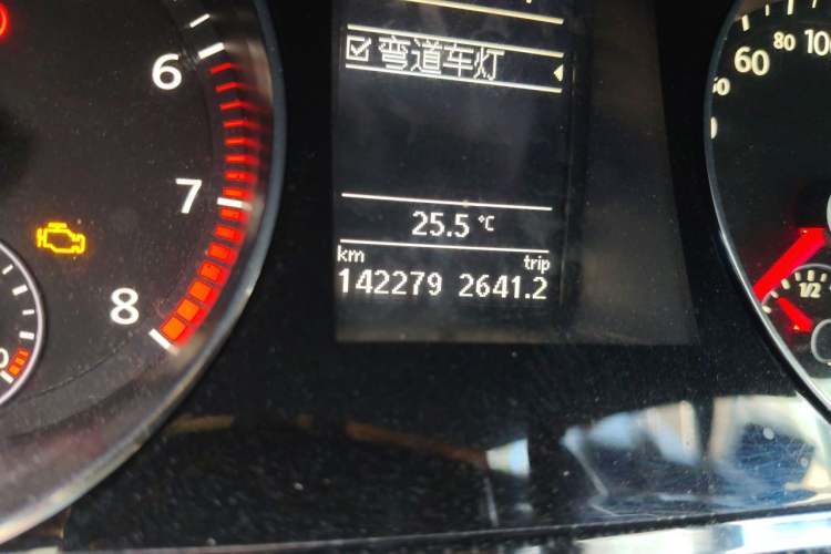 Used Volkswagen Magotan 2013 2.0 TSI Luxury Model Odometer Close Up