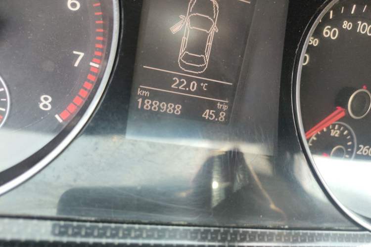 Used Volkswagen Magotan 2013 1.8TSI Luxury Model Odometer Close Up