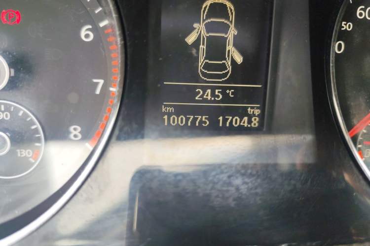 Used Volkswagen Magotan 2013 1.8TSI Prestige Model Odometer Close Up