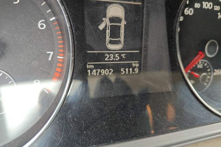 Used Volkswagen Magotan 2013 1.8TSI Luxury Model Odometer Close Up