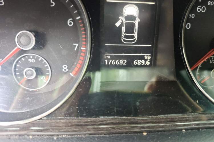 Used Volkswagen Magotan 2013 1.8TSI Premier Model Odometer Close Up