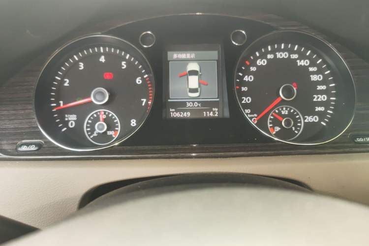 Used Volkswagen Magotan 2013 2.0 TSI Ultimate Model Odometer Close Up