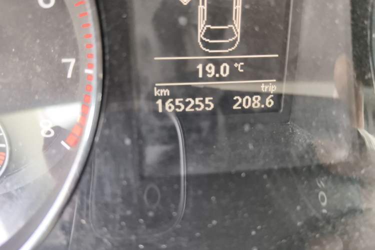 Used Volkswagen Magotan 2013 1.8TSI Comfort Model Odometer Close Up
