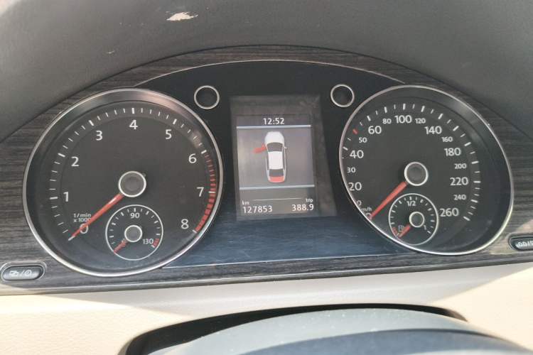 Used Volkswagen Magotan 2013 2.0 TSI Ultimate Model Odometer Close Up
