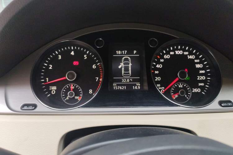 Used Volkswagen Magotan 2013 1.8TSI Luxury Model Odometer Close Up