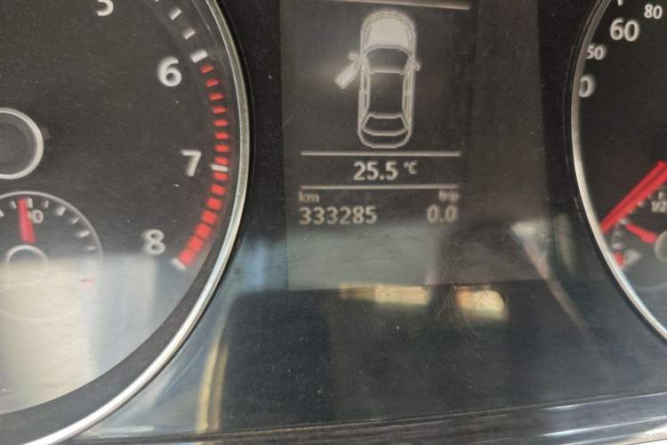 Used Volkswagen Magotan 2013 1.8TSI Prestige Model Odometer Close Up
