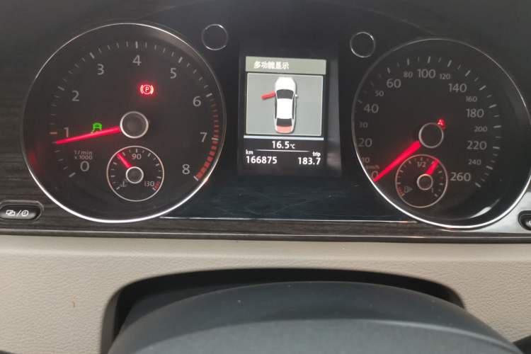 Used Volkswagen Magotan 2013 2.0 TSI Ultimate Model Odometer Close Up