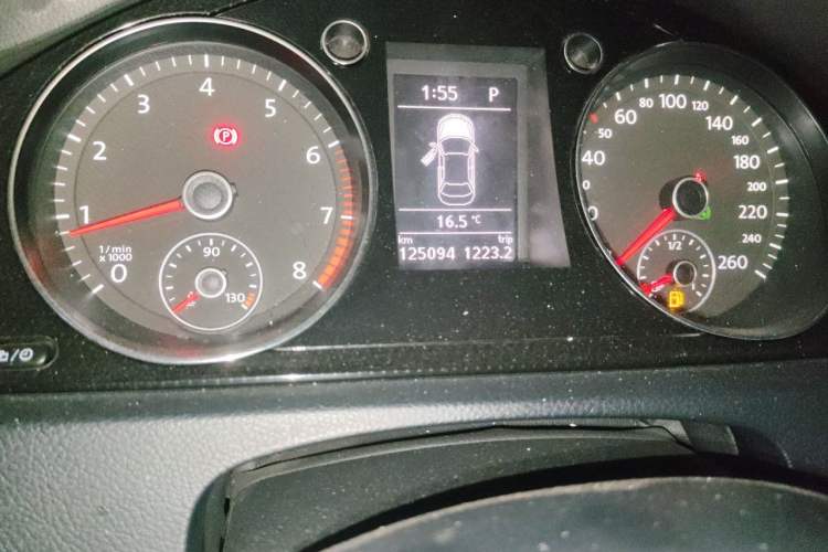 Used Volkswagen Magotan 2013 1.8TSI Luxury Model Odometer Close Up