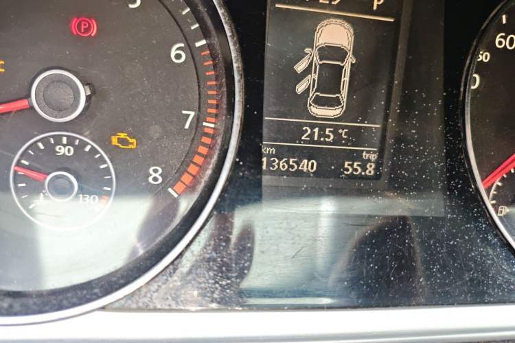 Used Volkswagen Magotan 2013 1.8TSI Comfort Model Odometer Close Up